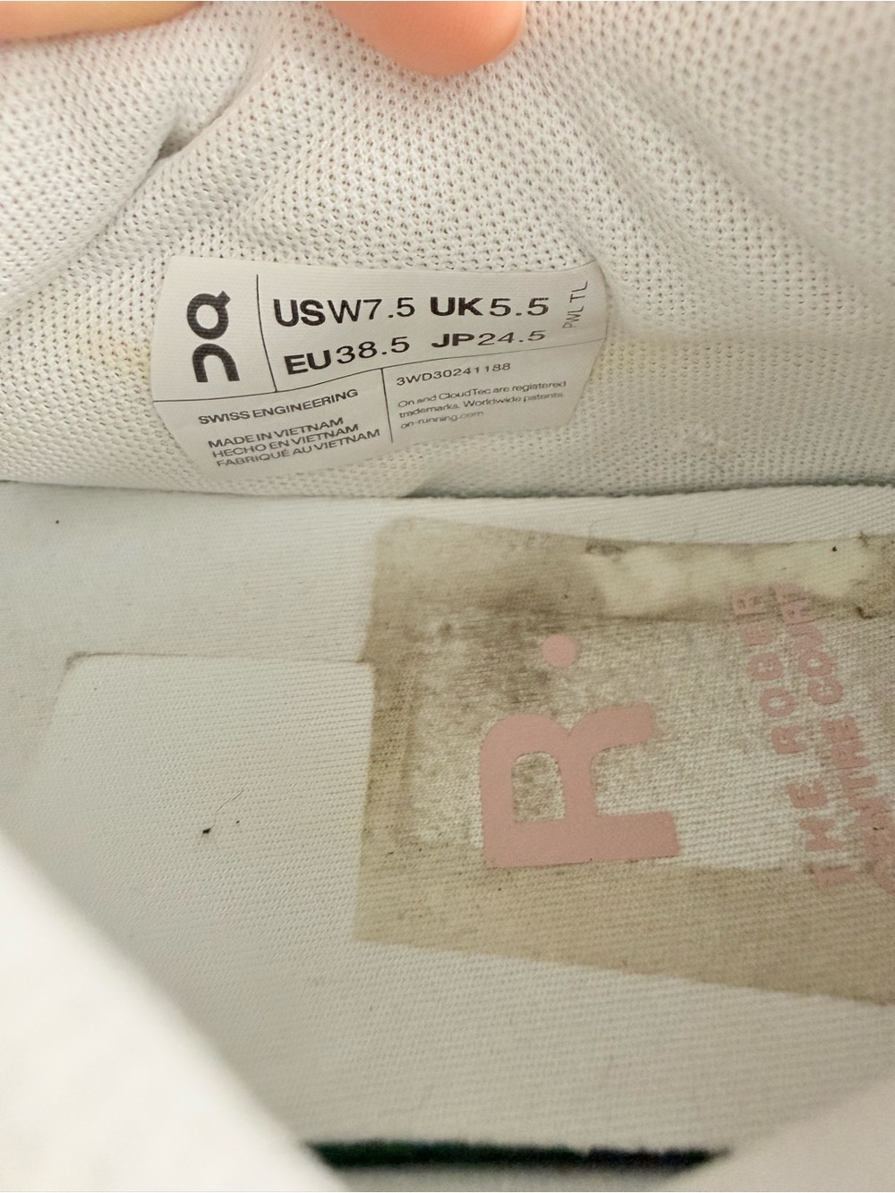 On the Roger centre court women size 7.5 white  Sneakers with Pink and Gold - Picture 8 of 8